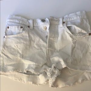 white levi’s shorts